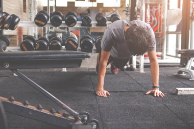 Spor adamı spor salonunda şınav çekiyor. Antrenman konsepti. Fitness konsepti