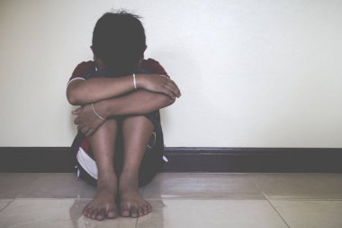 üzgün küçük çocuk boş bir odada yalnız başına oturuyor, üzgün, yalnız, toyluk, ergenlik, ev şiddeti, istenmeyen aşk sorunları, yalnız, aile