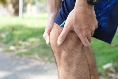 Spor yaparken acı çeken sporcuya yakın koşudan sonra diz sakatlığı. Antrenman konseptinden dolayı yaralanma..