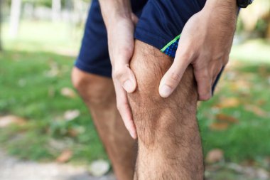 Spor yaparken acı çeken sporcuya yakın koşudan sonra diz sakatlığı. Antrenman konseptinden dolayı yaralanma..