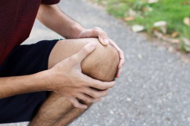 Spor yaparken acı çeken sporcuya yakın koşudan sonra diz sakatlığı. Antrenman konseptinden dolayı yaralanma..