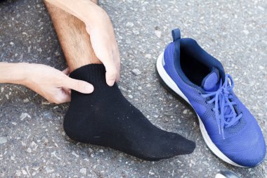 Bileği burkulduğu için bileği ağrıyan spor adamı. Antrenman konseptinden yaralanma