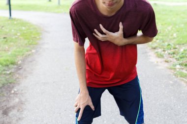 Koşudan sonra göğüs ağrısı çeken bir sporcu.. 