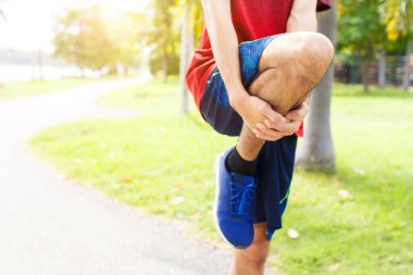 Genç adam koşudan önce ısınır - egzersiz konsepti