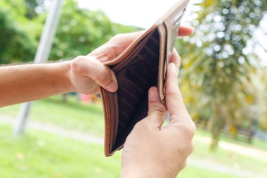 Yakından bir adam boş bir cüzdan açtı..