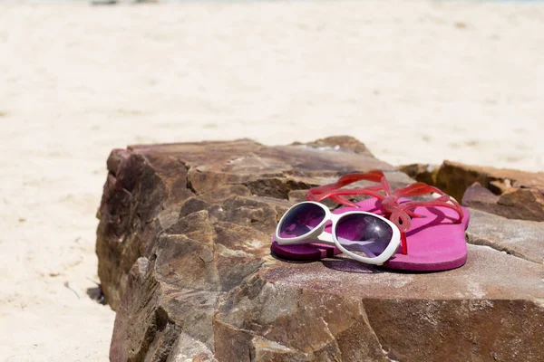 Pink Flip Flop Boty Módní Sluneční Brýle Skále Pláže Letní — Stock fotografie