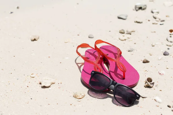Černé Sluneční Brýle Růžové Boty Mořské Pláži Létě — Stock fotografie