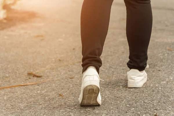 Kadın Kotları Spor Ayakkabıları Yolda Yürüyor — Stok fotoğraf