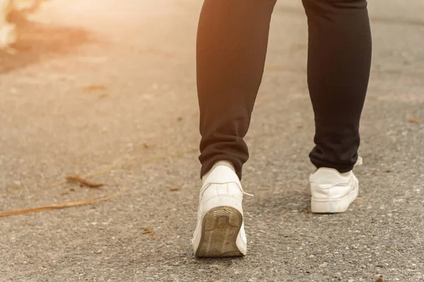 Donna Jeans Scarpe Ginnastica Che Camminano Sulla Strada — Foto Stock