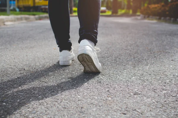 Adım Kadın Kotları Spor Ayakkabıları Yolda Yürüyor — Stok fotoğraf
