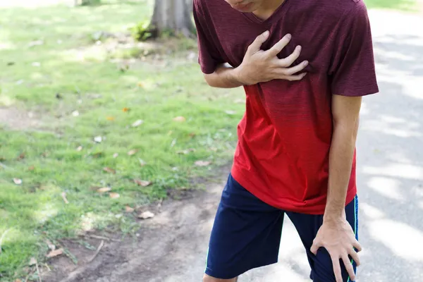Спортивный Человек Страдает Боли Груди Сердечный Приступ После Бега — стоковое фото