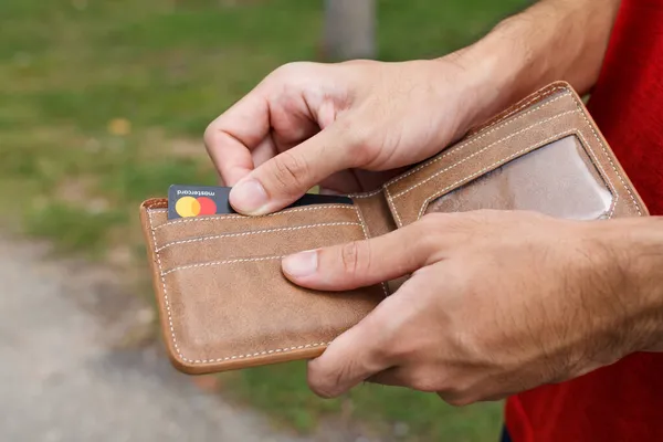 タイのチョンブリ 11月の3 2019 財布からクレジットカードを手に入れているので 男の手を閉じる — ストック写真