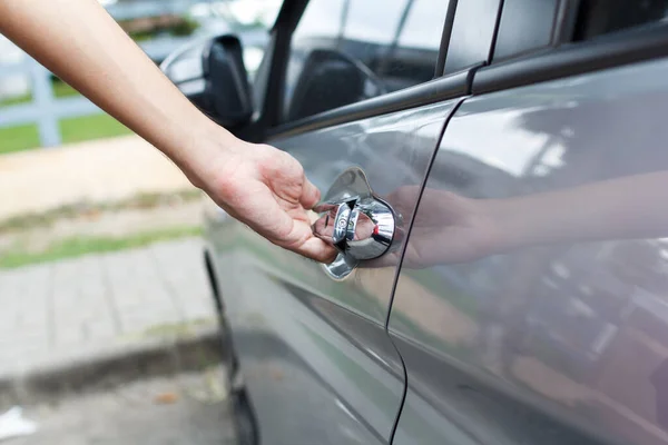 Close Van Een Man Opent Auto Deur — Stockfoto