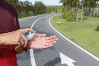 Koronavirüs virüsü salgınını önlemek için ellerini temizlemek için alkol kullanıyor. COIVD 19