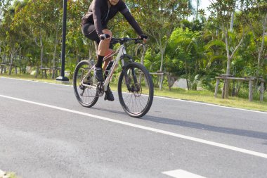 Chonburi, Tayland - 09 Mayıs 2020: Sabah parktaki bisikletçi antrenmanı sona erdi.