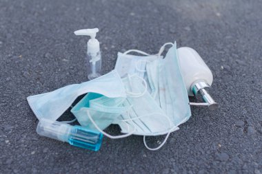 İşe yaramaz koronavirüs yüz maskelerini kapatın. Koronavirüsün yayılmasını engelle.