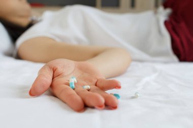 Bir sürü hapla kadın eli kapat. Gençler için uyuşturucu bağımlılığı ve sosyal bir sorun. Aşırı doz konseptini ele alalım.