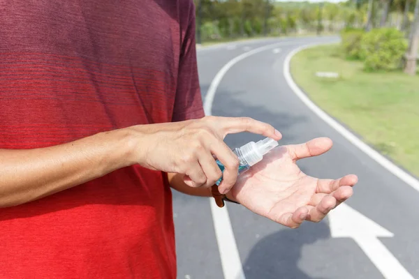 Koronavirüs virüsü salgınını önlemek için ellerini temizlemek için alkol kullanıyor. COIVD 19