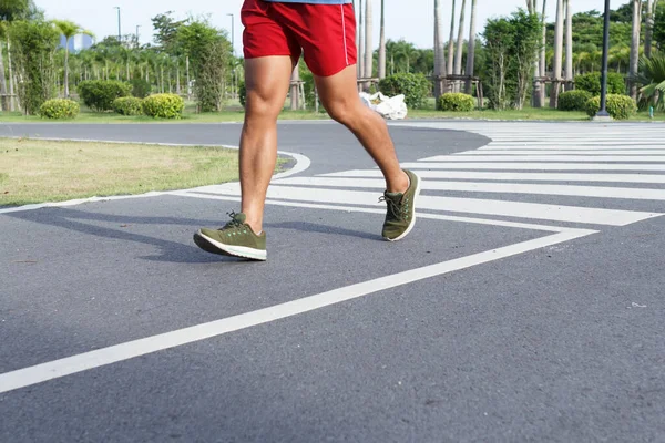 Primo Piano Uomo Sportivo Che Corre Domattina Concetto Allenamento — Foto Stock