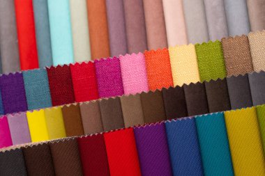 Çok renkli döşeme kumaş örnekleri yakın mesafe alan derinliği. Renk seçimi düzlüğü