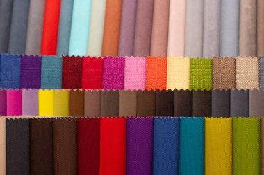 Çok renkli döşeme kumaş örnekleri yakın mesafe alan derinliği. Renk seçimi düzlüğü