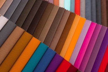 Çok renkli döşeme kumaş örnekleri yakın mesafe alan derinliği. Renk seçimi düzlüğü