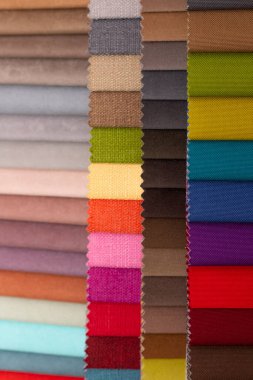 Çok renkli döşeme kumaş örnekleri yakın mesafe alan derinliği. Renk seçimi düzlüğü