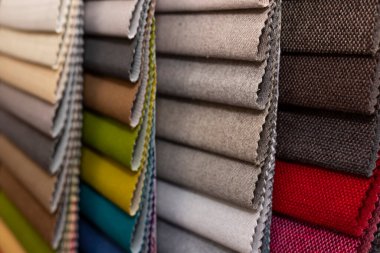 Çok renkli döşeme kumaş örnekleri yakın mesafe alan derinliği. Renk seçimi