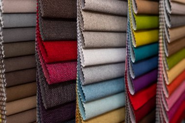 Çok renkli döşeme kumaş örnekleri yakın mesafe alan derinliği. Renk seçimi