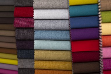 Çok renkli döşeme kumaş örnekleri yakın mesafe alan derinliği. Renk seçimi