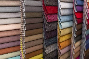 Çok renkli döşeme kumaş örnekleri yakın mesafe alan derinliği. Renk seçimi