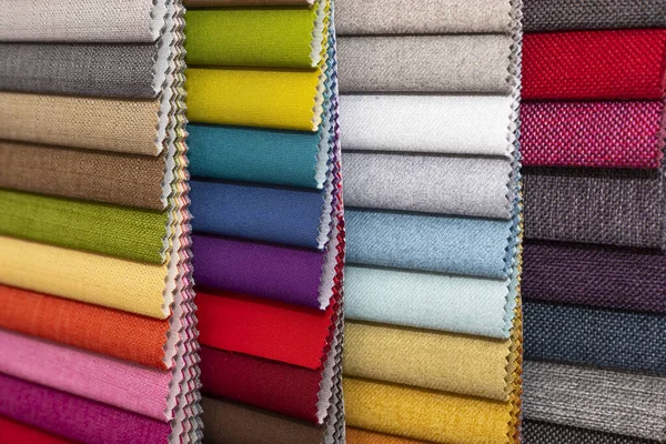 Çok renkli döşeme kumaş örnekleri yakın mesafe alan derinliği. Renk seçimi