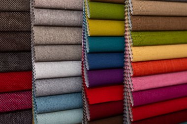 Çok renkli döşeme kumaş örnekleri yakın mesafe alan derinliği. Renk seçimi