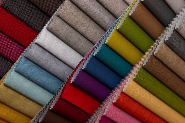 Çok renkli döşeme kumaş örnekleri yakın mesafe alan derinliği. Renk seçimi