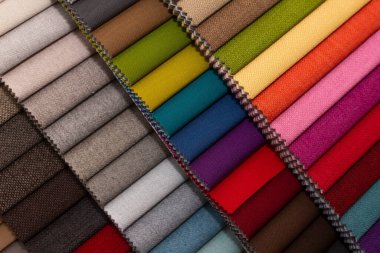 Çok renkli döşeme kumaş örnekleri yakın mesafe alan derinliği. Renk seçimi