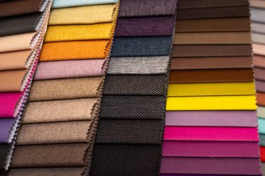 Çok renkli döşeme kumaş örnekleri yakın mesafe alan derinliği. Renk seçimi