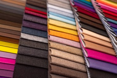 Çok renkli döşeme kumaş örnekleri yakın mesafe alan derinliği. Renk seçimi