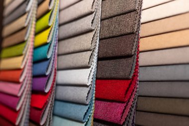 Çok renkli döşeme kumaş örnekleri yakın mesafe alan derinliği. Renk seçimi