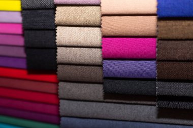 Çok renkli döşeme kumaş örnekleri yakın mesafe alan derinliği. Renk seçimi