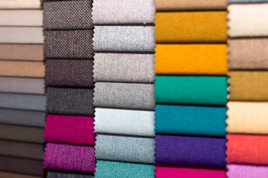 Çok renkli döşeme kumaş örnekleri yakın mesafe alan derinliği. Renk seçimi