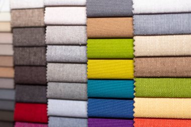 Çok renkli döşeme kumaş örnekleri yakın mesafe alan derinliği. Renk seçimi