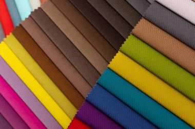 Çok renkli döşeme kumaş örnekleri yakın mesafe alan derinliği. Renk seçimi düzlüğü