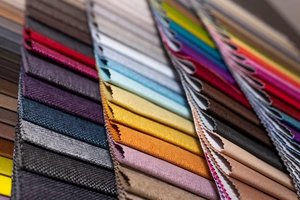 Çok renkli döşeme kumaş örnekleri yakın mesafe alan derinliği. Renk seçimi