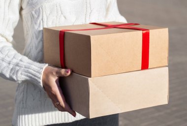 Hediye kutuları bir kadının elinde. Seçici odaklanma. Kapat.