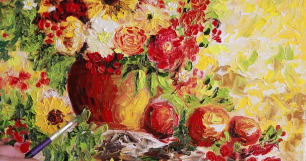 画家的手用鲜花在一幅画上做最后的画 在黄色背景的壶中画出五彩缤纷的花朵 — 图库视频影像