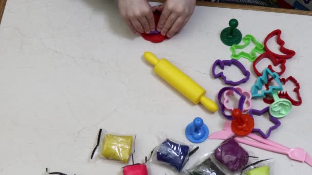 Lány Különböző Alakokat Présel Homokból Forgatószeg Figurákat Pumpálok Plasztikából Gyermeknevelési — Stock videók
