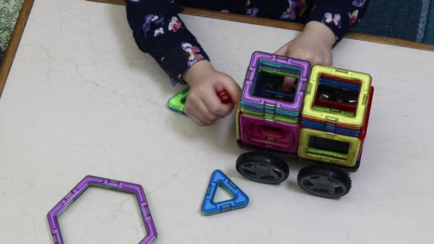 Jeune Fille Fait Une Figurine Machine Partir Des Parties Constructeur — Video