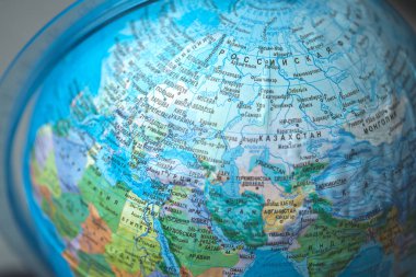 Masa küresi üzerinde Rusça haritası. Rusya, Kazakistan, Avrasya