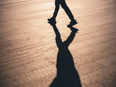 Yol üzerinde yürüyen insanlar Gölge Gölgesi Güneş Işığı Kavramsal arka plan 