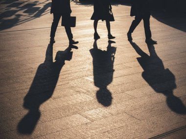 Yol üzerinde yürüyen insanlar Gölge Gölgesi Güneş Işığı Kavramsal arka plan 